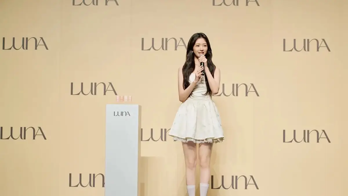 LUNA新商品発表会の登壇シーン